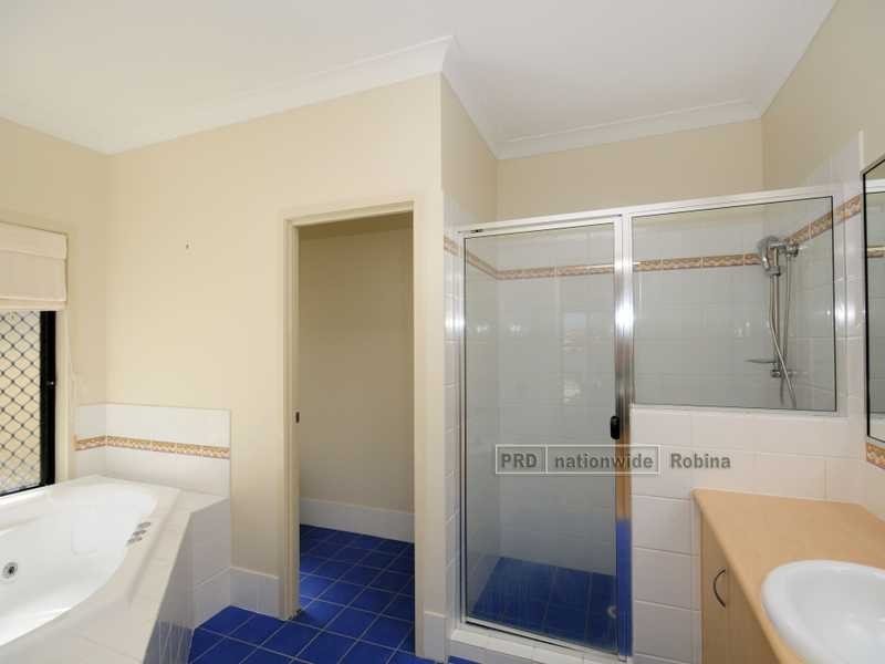 9 Notre Dame Court, Varsity Lakes QLD 4227