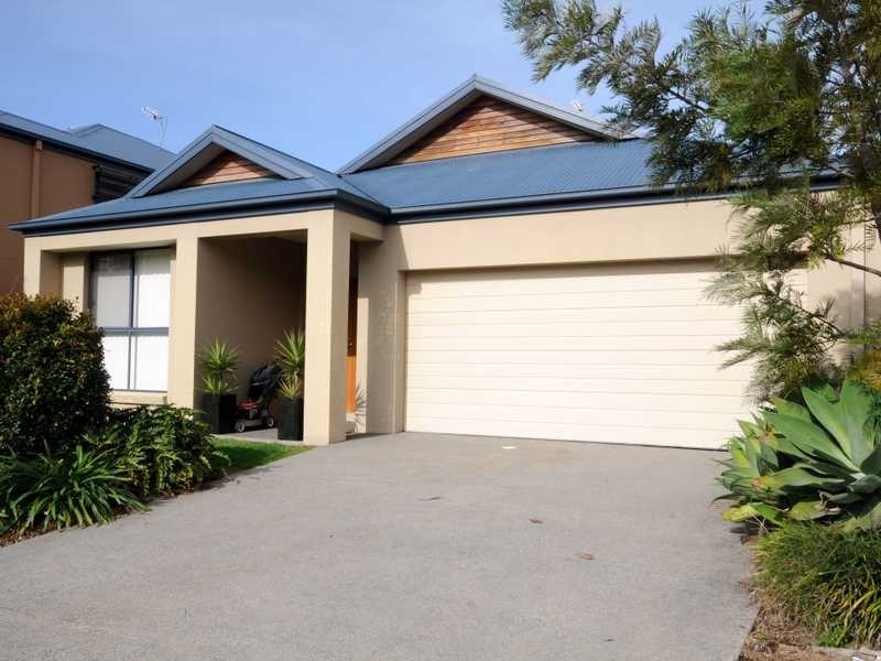 8 Imperia Crescent, Varsity Lakes QLD 4227