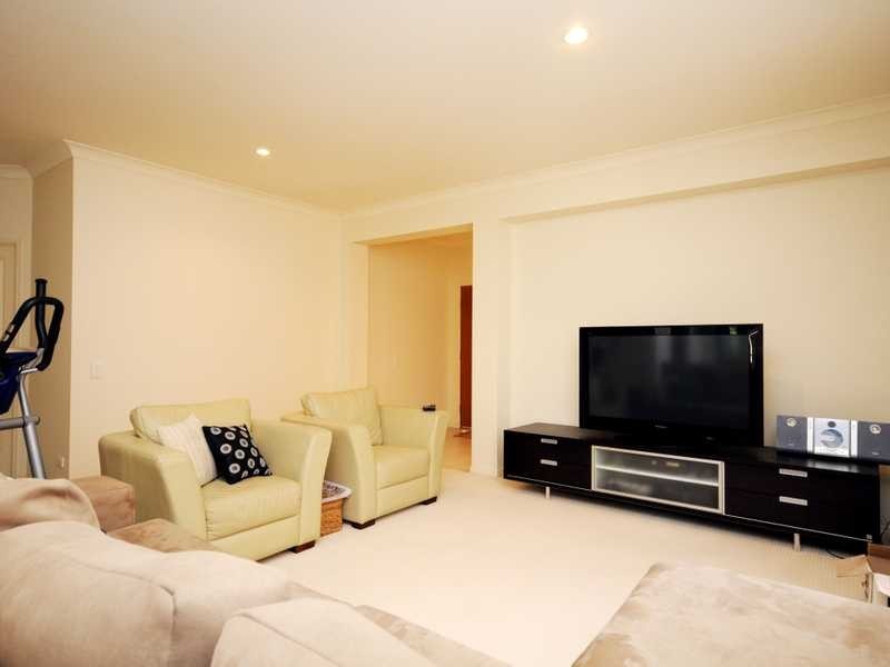 8 Imperia Crescent, Varsity Lakes QLD 4227