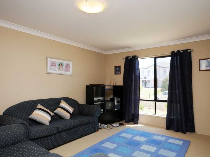 8 Redwood Place, Molendinar QLD 4214