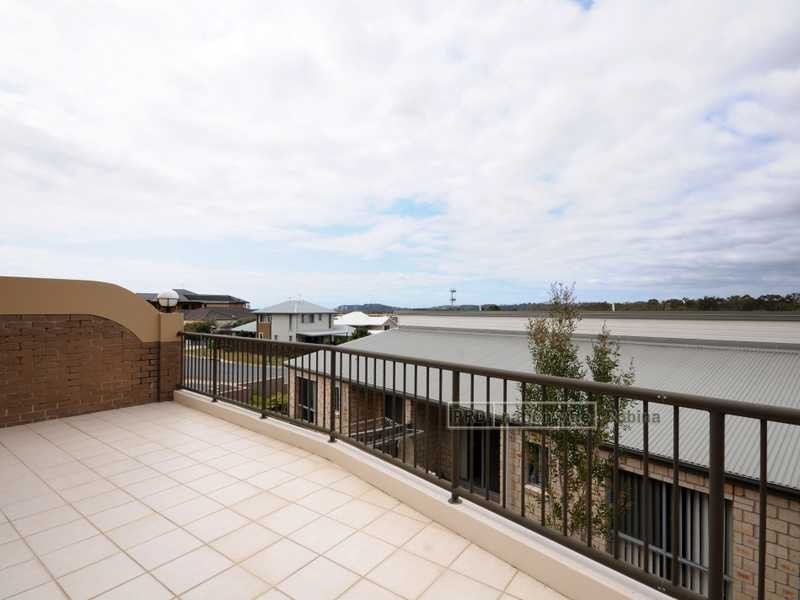 Unit 2/27 Ranier Crescent, Varsity Lakes QLD 4227