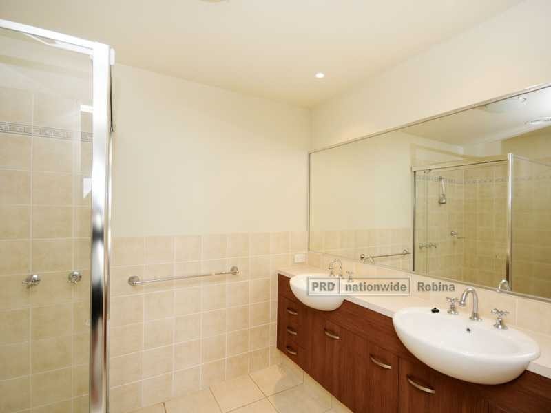 Unit 2/27 Ranier Crescent, Varsity Lakes QLD 4227