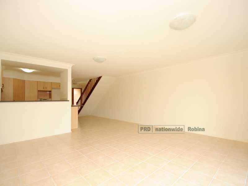 2/8 Sunbird Street, Burleigh Waters QLD 4220