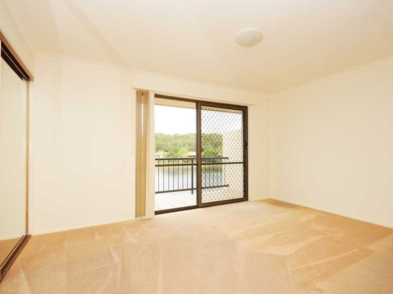 2/8 Sunbird Street, Burleigh Waters QLD 4220