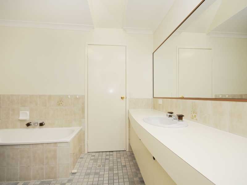 2/8 Sunbird Street, Burleigh Waters QLD 4220