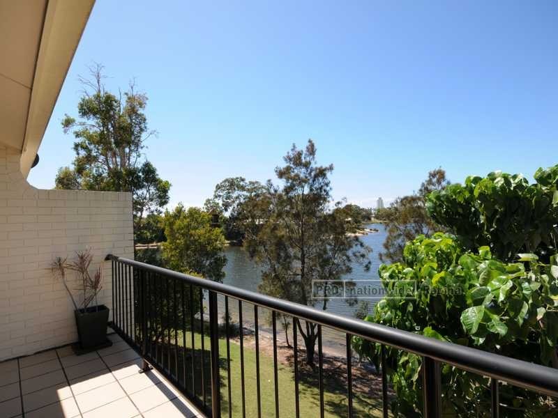 3/8 Sunbird Street, Burleigh Waters QLD 4220