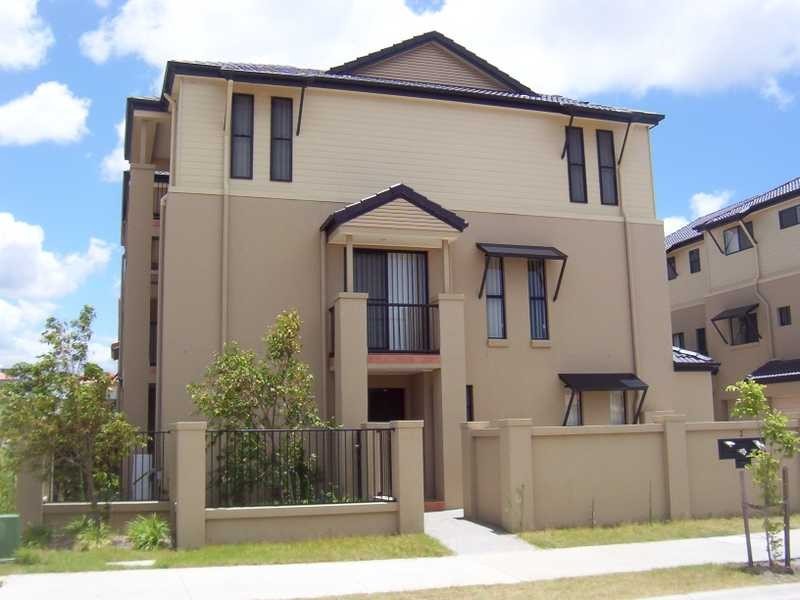 Unit 1/2 Tourangeau Crescent, Varsity Lakes QLD 4227