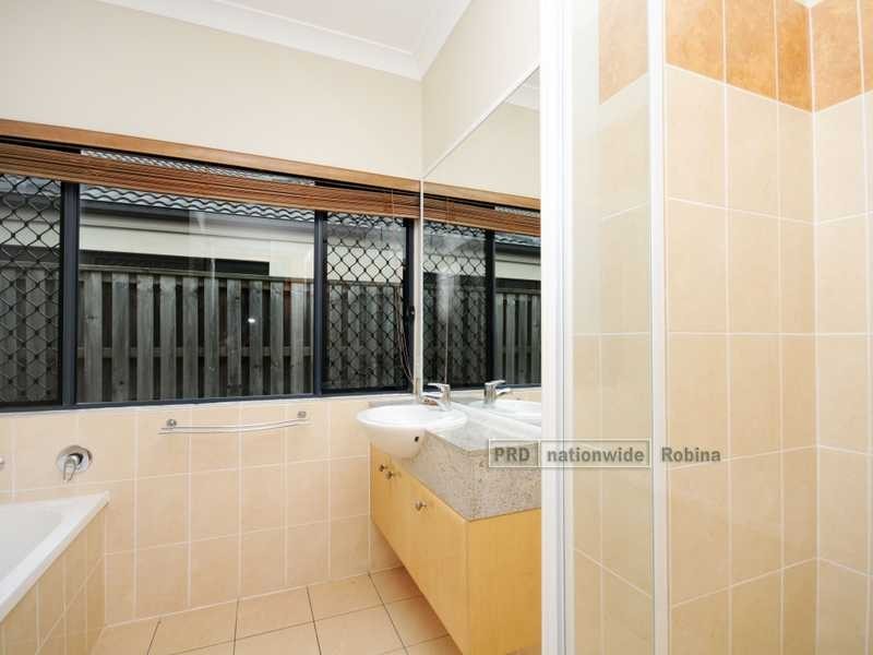 2 Avellino Drive, Varsity Lakes QLD 4227