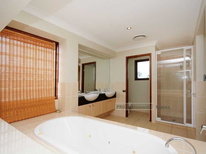 2 Avellino Drive, Varsity Lakes QLD 4227