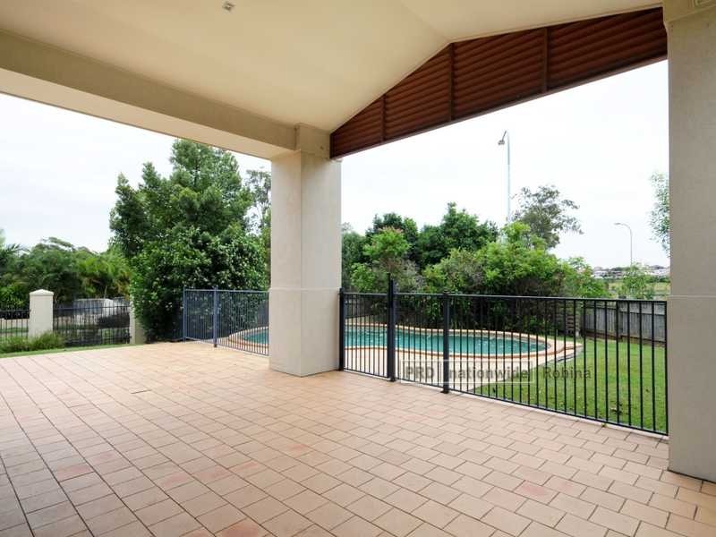 2 Avellino Drive, Varsity Lakes QLD 4227