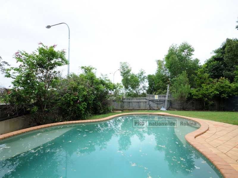 2 Avellino Drive, Varsity Lakes QLD 4227