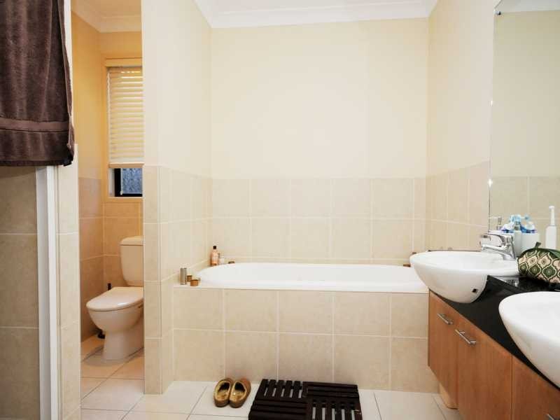 4 Avellino Drive, Varsity Lakes QLD 4227