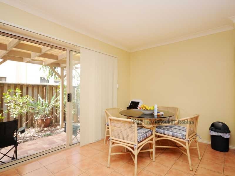 2/4 Comore Drive, Varsity Lakes QLD 4227