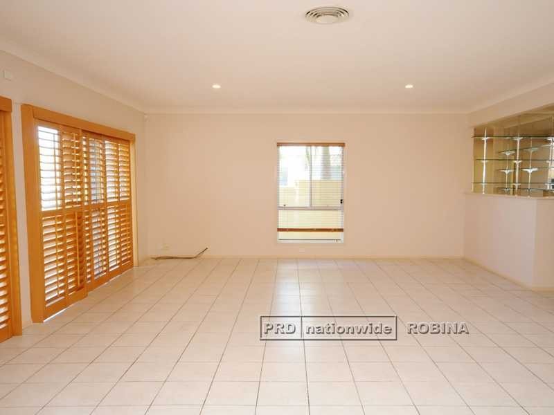 16 Staysail Crescent, Clear Island Waters QLD 4226