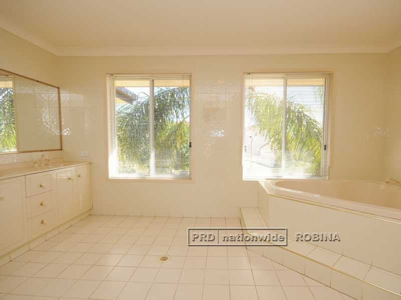 16 Staysail Crescent, Clear Island Waters QLD 4226