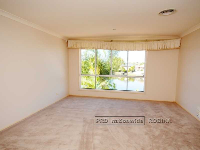 16 Staysail Crescent, Clear Island Waters QLD 4226