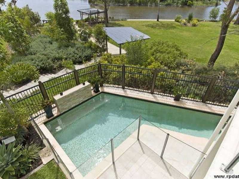 6 Moyenne Crescent, Varsity Lakes QLD 4227