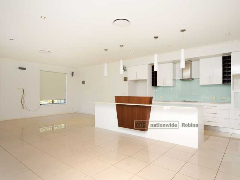 6 Moyenne Crescent, Varsity Lakes QLD 4227