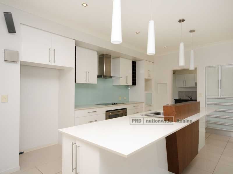 6 Moyenne Crescent, Varsity Lakes QLD 4227