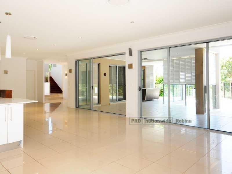 6 Moyenne Crescent, Varsity Lakes QLD 4227