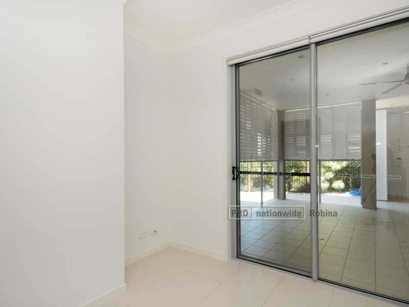 6 Moyenne Crescent, Varsity Lakes QLD 4227