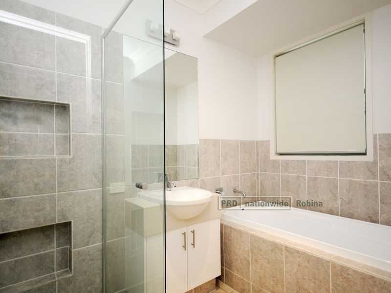 6 Moyenne Crescent, Varsity Lakes QLD 4227