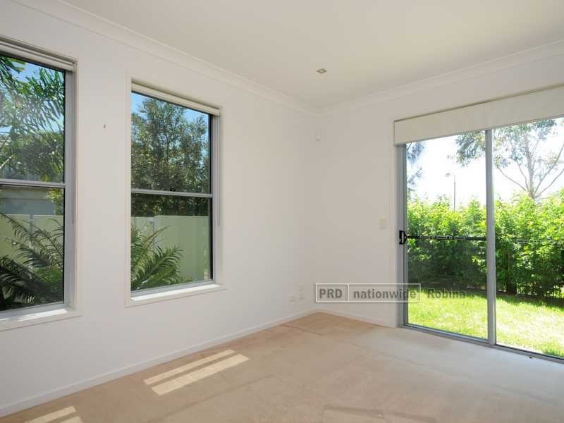 6 Moyenne Crescent, Varsity Lakes QLD 4227