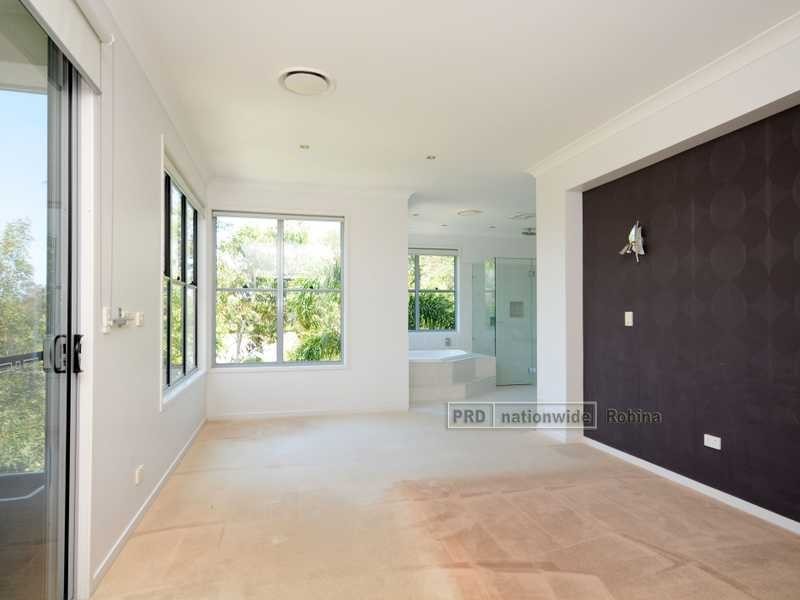 6 Moyenne Crescent, Varsity Lakes QLD 4227