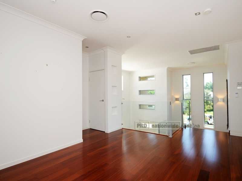 6 Moyenne Crescent, Varsity Lakes QLD 4227