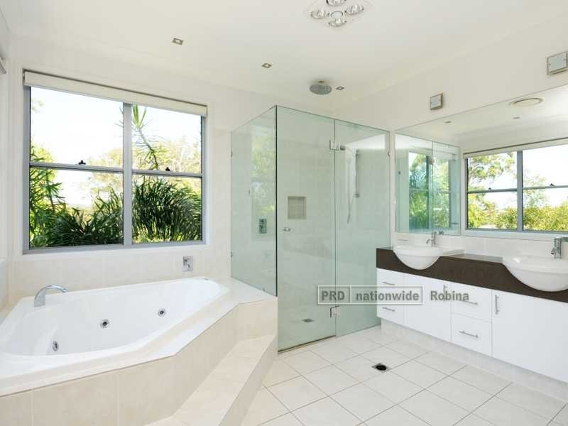 6 Moyenne Crescent, Varsity Lakes QLD 4227