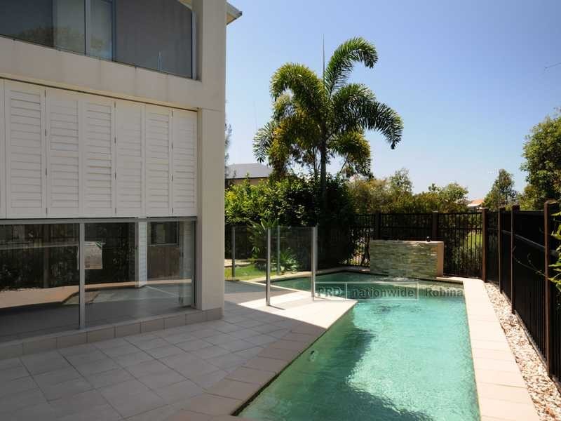 6 Moyenne Crescent, Varsity Lakes QLD 4227