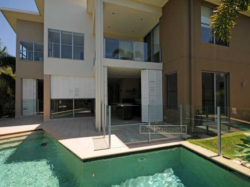 6 Moyenne Crescent, Varsity Lakes QLD 4227