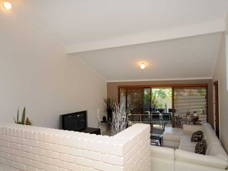 9 Mowla Drive, Ashmore QLD 4214