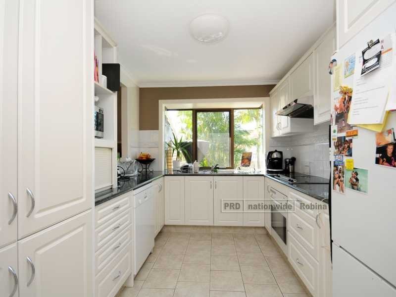 9 Mowla Drive, Ashmore QLD 4214