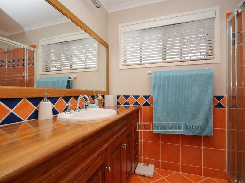 9 Mowla Drive, Ashmore QLD 4214