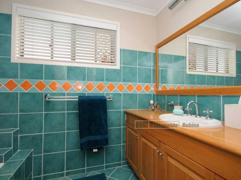 9 Mowla Drive, Ashmore QLD 4214