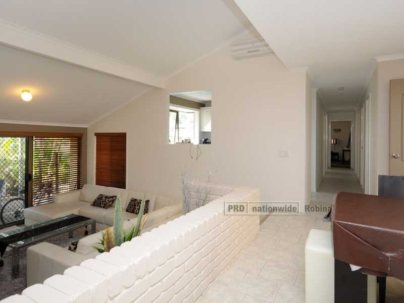 9 Mowla Drive, Ashmore QLD 4214