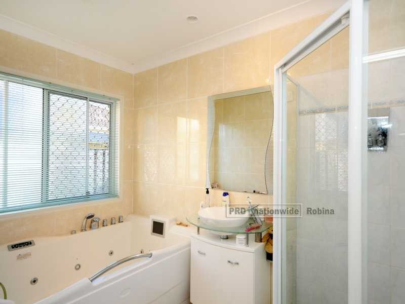 18 Dartmouth Court, Varsity Lakes QLD 4227