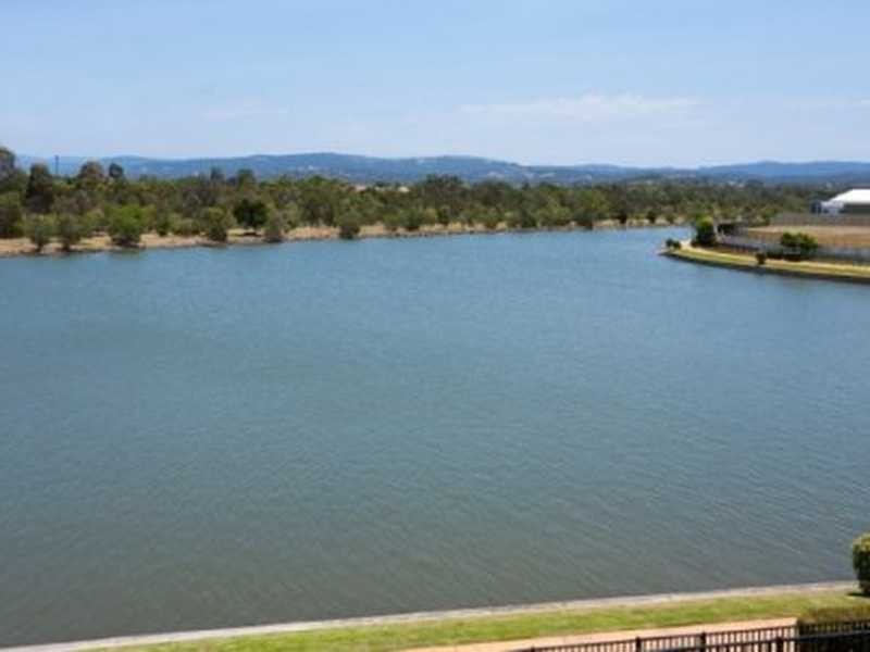 5072 Emerald Islands Drive, Carrara QLD 4211