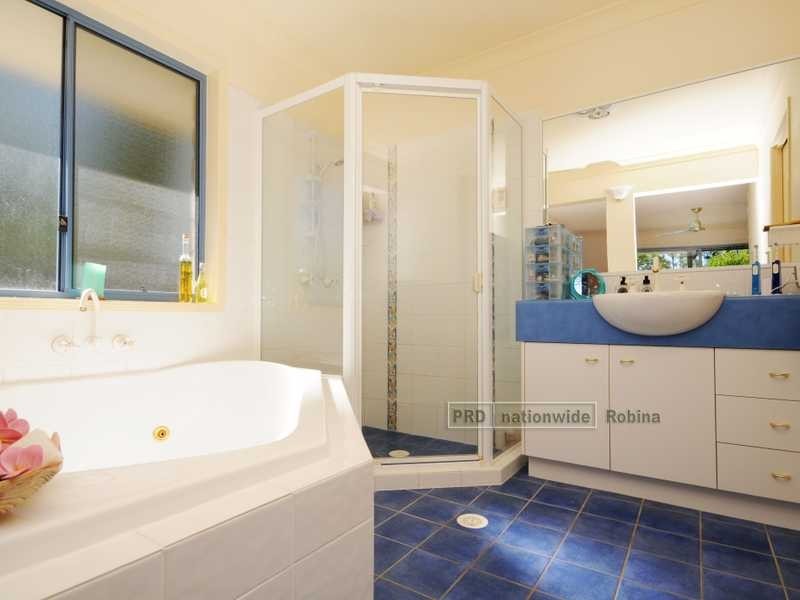 9 Riverina Court, Mudgeeraba QLD 4213