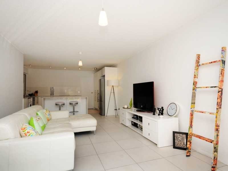 Unit 2/25 Genoa Street, Surfers Paradise QLD 4217