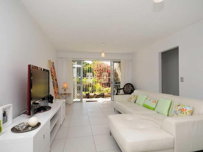 Unit 2/25 Genoa Street, Surfers Paradise QLD 4217