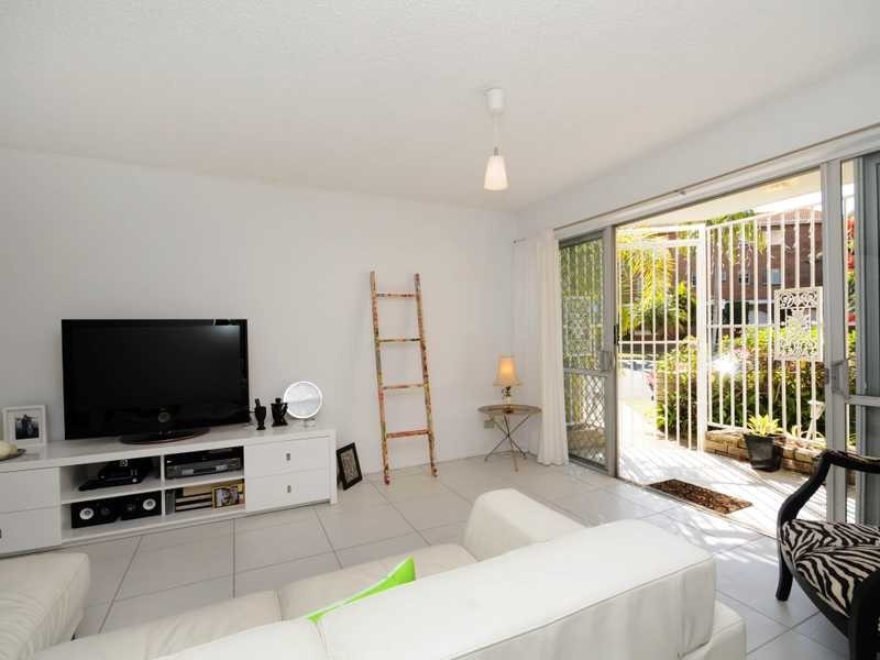Unit 2/25 Genoa Street, Surfers Paradise QLD 4217