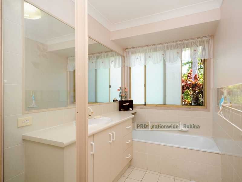 5 Silvabank Drive, Varsity Lakes QLD 4227