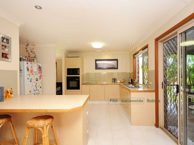 27 Hindmarsh Court, Robina QLD 4226