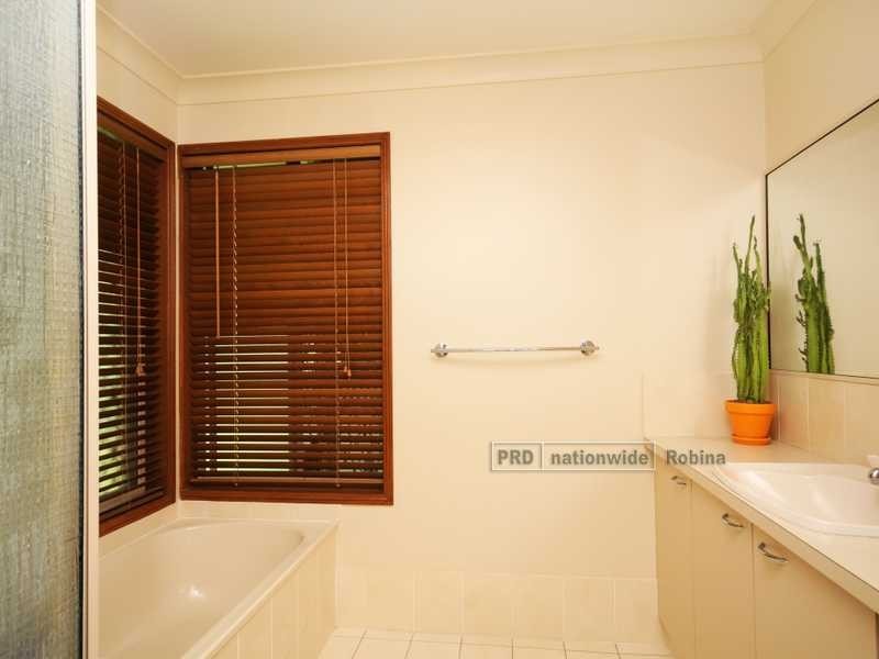 27 Hindmarsh Court, Robina QLD 4226