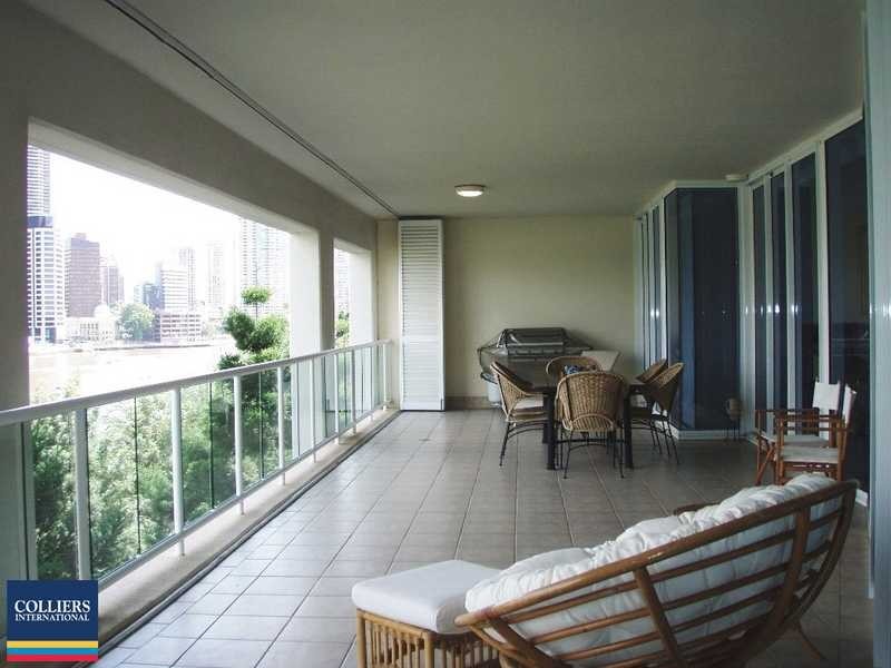 Unit 202/21 Pixley Street, Kangaroo Point QLD 4169