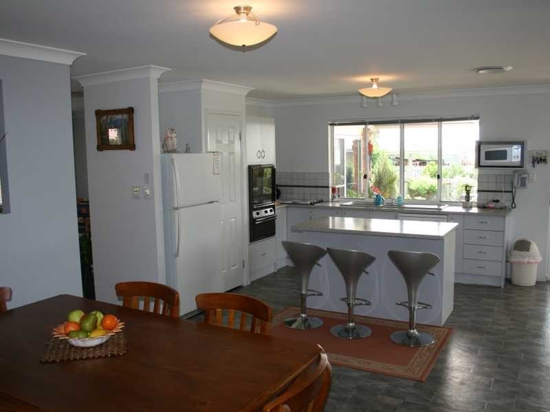 8 Amor Court, Yamanto QLD 4305