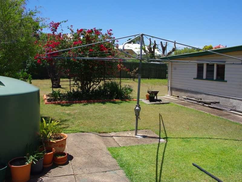 8 Gomer Street, Booval QLD 4304