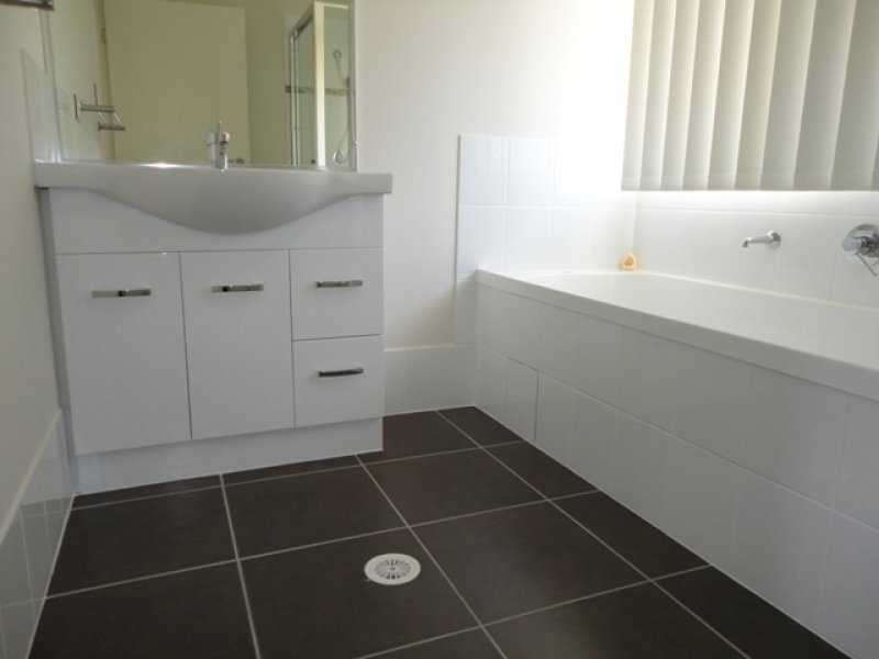 90 High Street, Blackstone QLD 4304